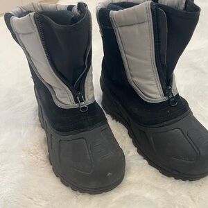 Kid snow boots size 3